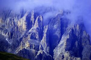 un' montagna con un' nube coperto cielo foto