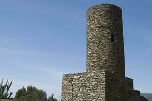 un' alto pietra Torre foto