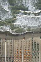 il attrezzata spiaggia di versilia visto a partire dal sopra foto