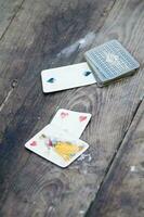 un' persona è giocando carte con un' ponte di carte foto