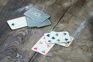 un' persona è giocando carte con un' ponte di carte foto