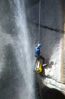 un' persona su un' corda arrampicata su un' cascata foto