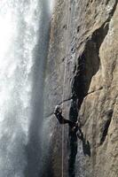 un' persona su un' corda arrampicata su un' cascata foto