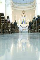 persone seduta nel un' Chiesa foto