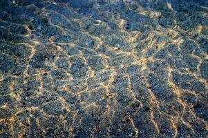 il acqua è chiaro e blu con sabbia foto