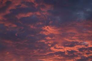 un' rosso e arancia cielo con nuvole foto