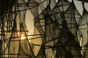 un' gruppo di pesca reti nel il sole foto