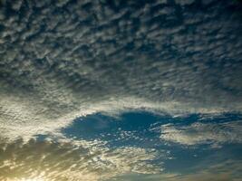 un' Visualizza di il cielo con nuvole e sole foto