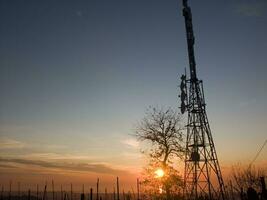 un' Torre con molti diverso tipi di antenne foto