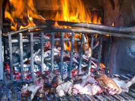 un' griglia con carne su esso cucinando su esso foto