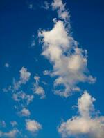 un' aereo volante nel il cielo con un' nube nel il sfondo foto