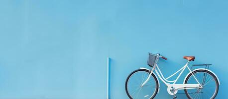 un' alta qualità foto di un' bicicletta è posizionato contro un' blu parete, con vuoto spazio a disposizione