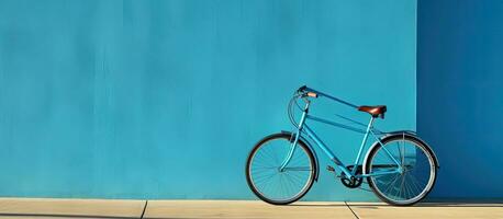 un' alta qualità foto di un' bicicletta è posizionato contro un' blu parete, con vuoto spazio a disposizione