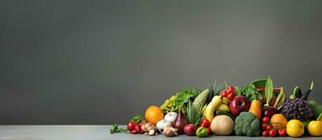 un' cibo concetto rappresentato di un' Schermo di fresco frutta e verdure su un' grigio sfondo, foto