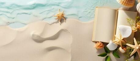 un' libro per scrittura con un' estate spiaggia tema e Accessori, con spazio per scrivere. piatto posare foto