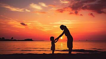 un' bambino e madre S mani toccare a tramonto di il mare foto