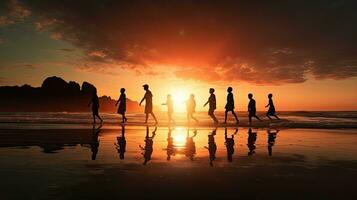 formazione giovane ragazzi come un' squadra su il spiaggia a tramonto foto