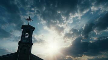 silhouette di attraversare e campanile contro nuvoloso cielo a cattolico Chiesa nel santuario di nostro signora trsat foto