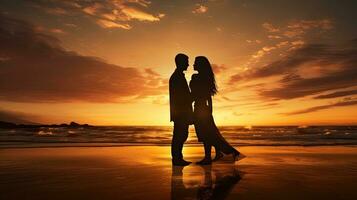 coppia a piedi su spiaggia silhouette foto