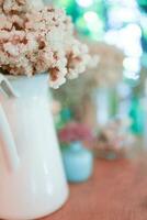 casa interno arredamento secco fiori nel bicchiere vaso nel vivente camera decorazione. rustico Marrone di legno tavolo ristorante bar interno foto