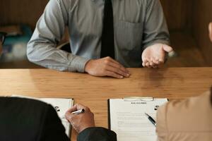 esaminatore lettura un' curriculum vitae durante lavoro colloquio a ufficio attività commerciale e umano risorse concetto foto