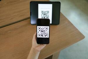 qr codice pagamento. donna lettura qr codice in linea shopping senza soldi tecnologia concetto. foto