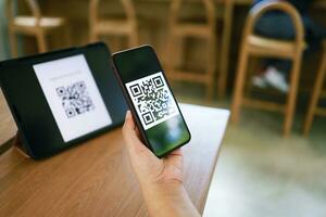 qr codice pagamento. donna lettura qr codice in linea shopping senza soldi tecnologia concetto. foto