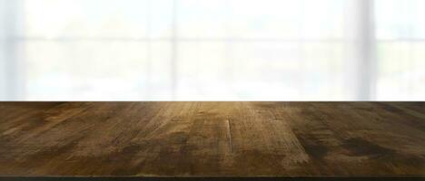 vuoto buio di legno tavolo nel davanti di astratto sfocato bokeh sfondo di ristorante . può essere Usato per Schermo o montaggio il tuo prodotti.mock su per spazio. foto
