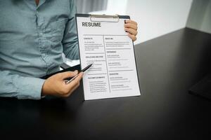 esaminatore lettura un' curriculum vitae durante lavoro colloquio a ufficio attività commerciale e umano risorse concetto. foto