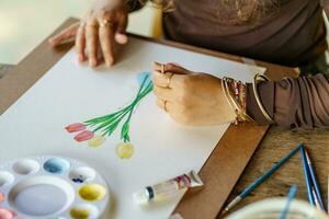 artista disegno di artista spazzola mescolare colore acrilico acqua colore olio pittura su arte creatività e parte terapia foto