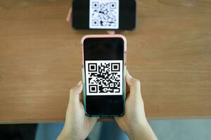 qr codice pagamento. donna lettura qr codice in linea shopping senza soldi tecnologia concetto. foto