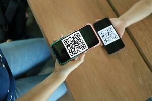 qr codice pagamento. donna lettura qr codice in linea shopping senza soldi tecnologia concetto. foto