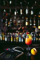 cocktail alcolizzato bevanda con classico bar contatore con bottiglie nel sfocato liquore bar sfondo foto