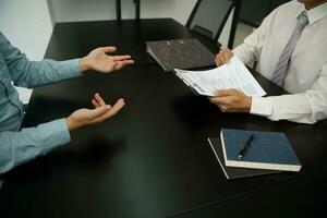 esaminatore lettura un' curriculum vitae durante lavoro colloquio a ufficio attività commerciale e umano risorse concetto. foto