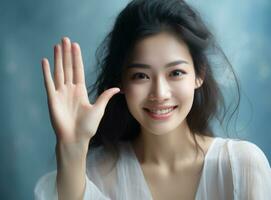 asiatico ragazza mostrando mano su foto
