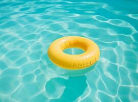 un' blu parte inferiore nuoto piscina con blu acqua sotto un' grande giallo rafting nel il medio foto