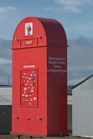 cassetta delle lettere rossa gigante per babbo natale a longyearbyen, spitsbergen, norvegia foto