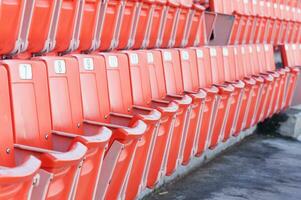 vuoto arancia posti a sedere a stadio, righe di posto a sedere su un' calcio stadio foto