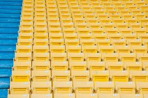 vuoto giallo posti a sedere a stadio, righe di posto a sedere su un' calcio stadio, selezionare messa a fuoco foto