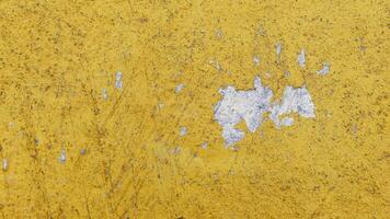 vecchio cemento parete sbucciare esterno struttura sfondo con giallo dipingere peeling Basso qualità, Cracked parete foto