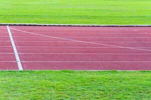 in esecuzione traccia e verde erba, diretta Atletica in esecuzione traccia a sport stadio foto