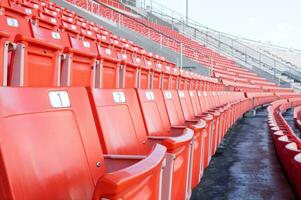 vuoto arancia posti a sedere a stadio, righe di posto a sedere su un' calcio stadio foto