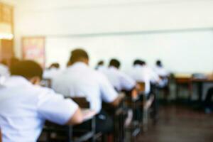 sfocato Immagine di aula durante finale test di secondario scuola nel rurale la zona di Tailandia, concetto per educativo eventi sfondo in giro il mondo. foto