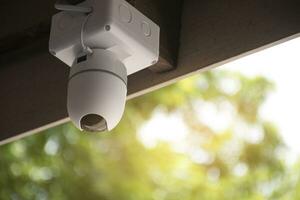 ip cctv telecamera installato su alto soffitto di il Casa per fare il sicurezza di monitoraggio attraverso mobile Telefono e computer per Salva umano vita e proprietà, morbido e selettivo messa a fuoco. foto