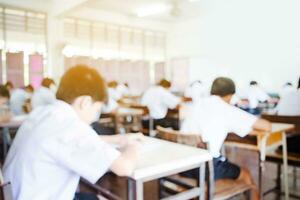 sfocato Immagine di aula durante finale test di secondario scuola nel rurale la zona di Tailandia, concetto per educativo eventi sfondo in giro il mondo. foto