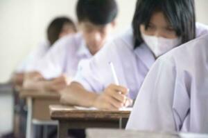 sfocato Immagine di aula durante finale test di secondario scuola nel rurale la zona di Tailandia, concetto per educativo eventi sfondo in giro il mondo. foto