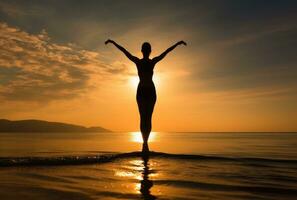 ragazza nel yoga posa su il spiaggia foto