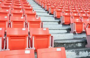 vuoto arancia posti a sedere a stadio, righe di posto a sedere su un' calcio stadio foto