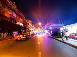 chiang mai, Tailandia, 2023 - un' strada a notte nel chiang Mai foto