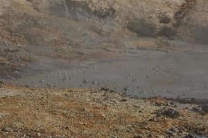 Vaso di fango nell'area geotermica di seltun di krysuvik, nel sud dell'Islanda